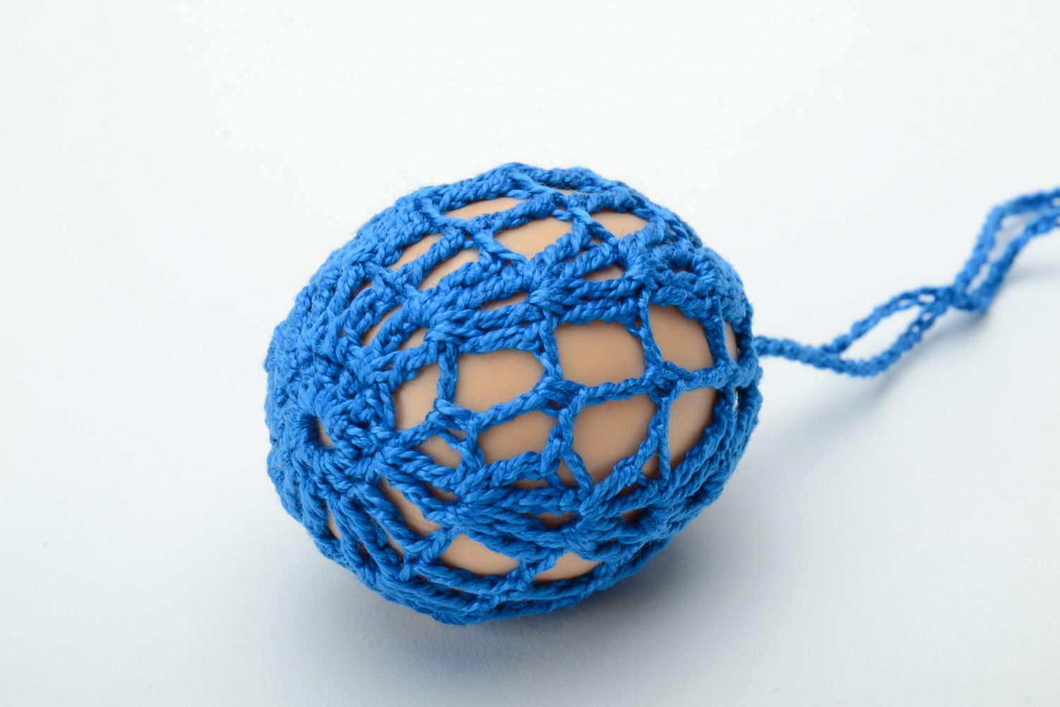 Пасхальное яйцо декоративное в ажурном синем чехле фото 2