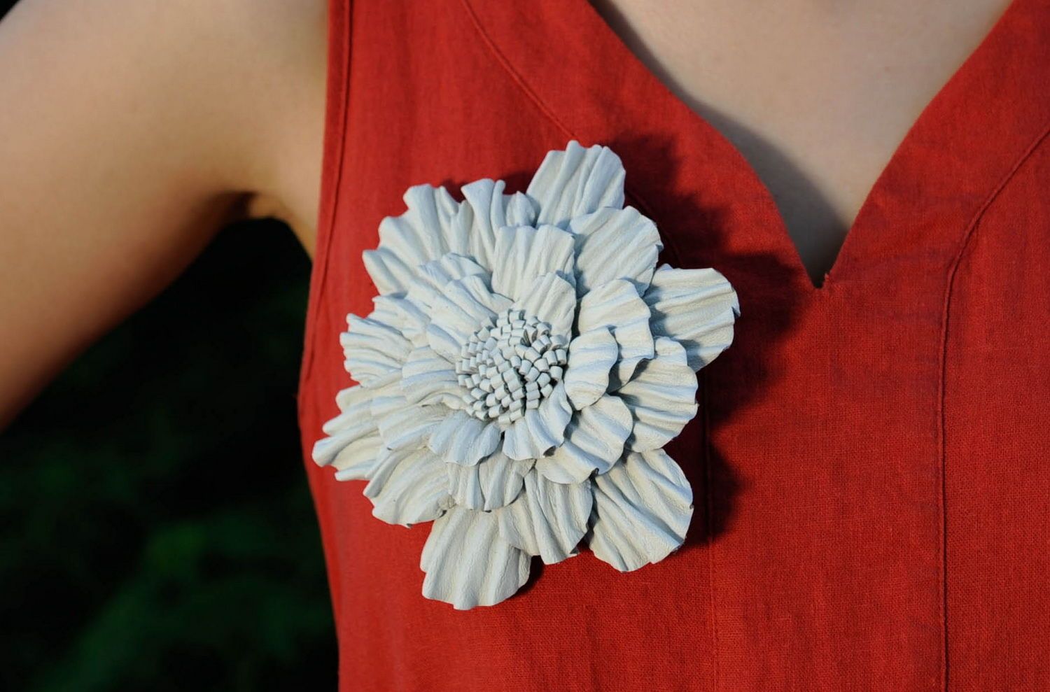 Broche en cuir en forme de fleur faite main photo 4