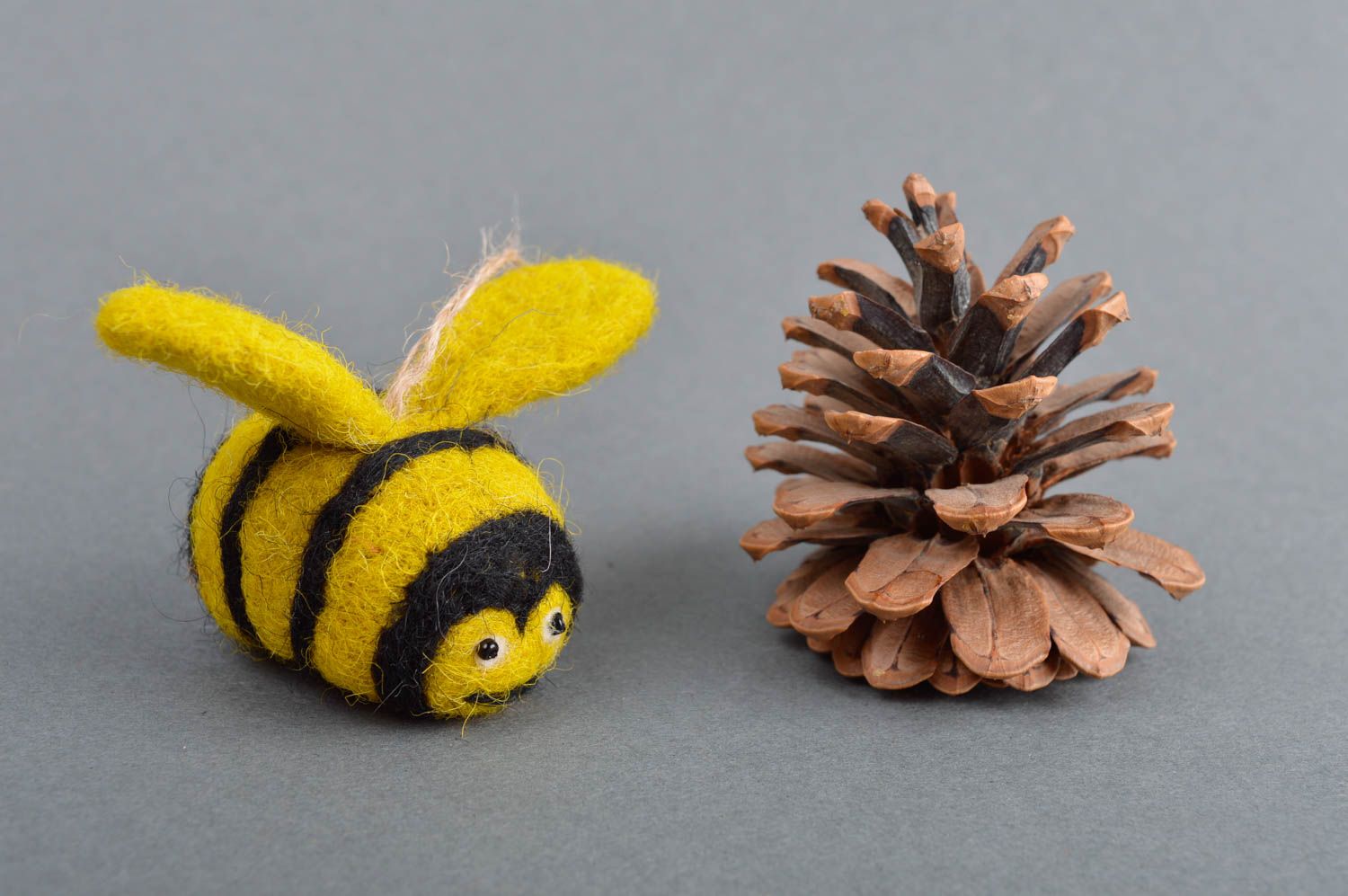 Peluche abeille Jouet fait main en laine feutrée à suspendre Cadeau enfant photo 1