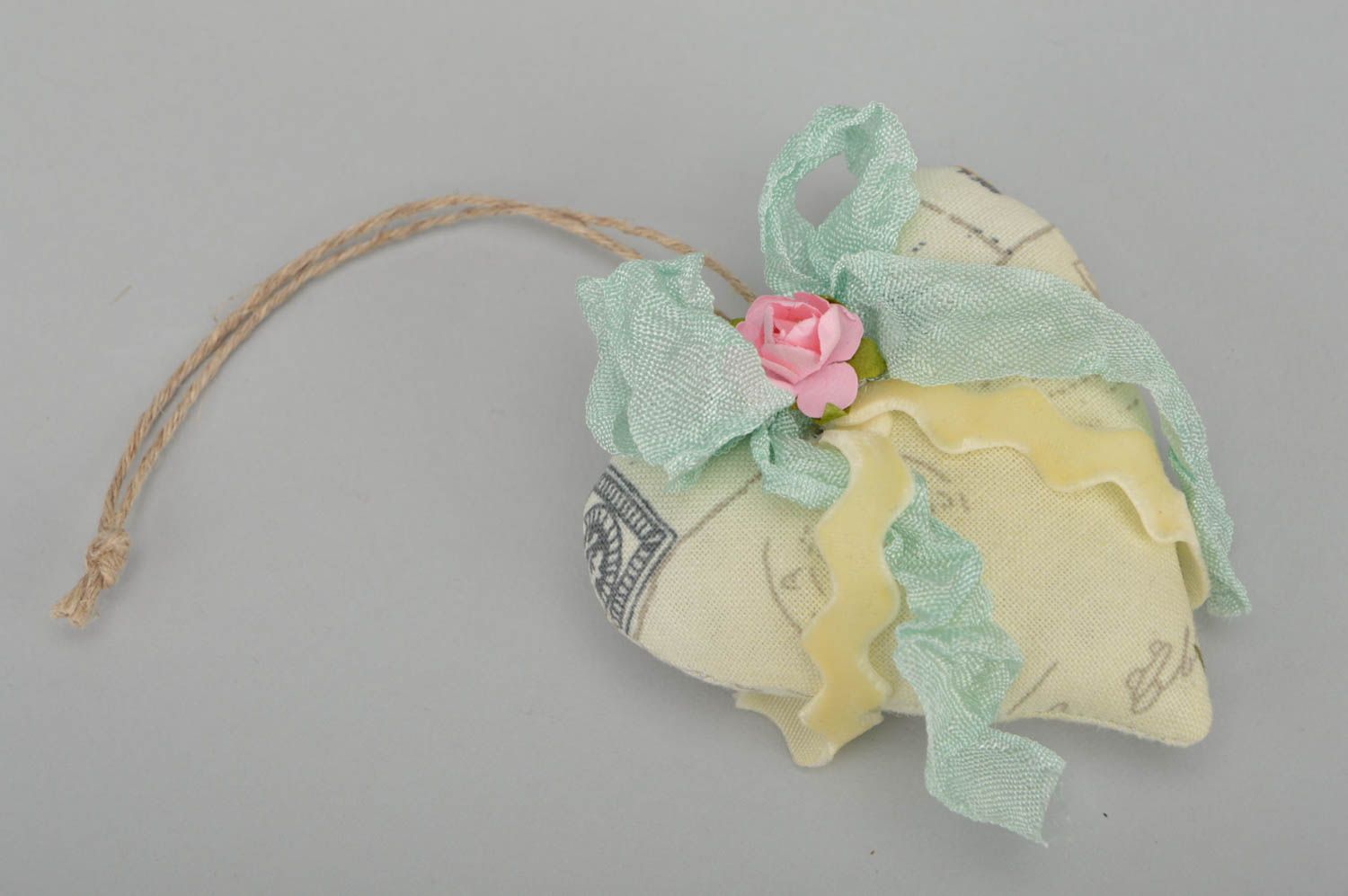 Suspension décorative cœur avec fleurs faite main textile aromatisée molle photo 3