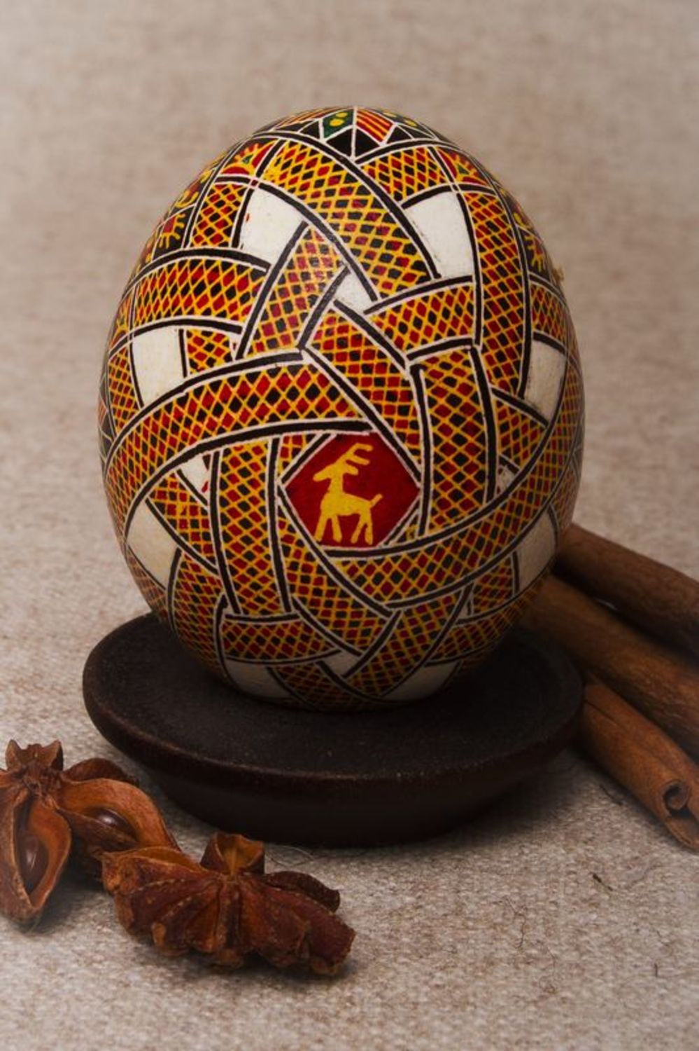 Œuf de Pâques pyssanka avec cerf photo 1