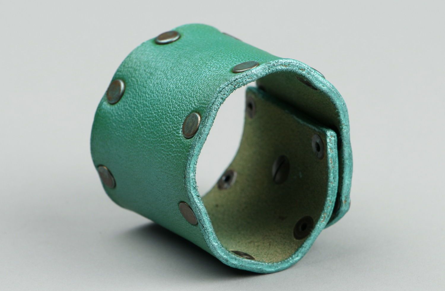 Grünes Armband aus Leder mit Druckknöpfen foto 2