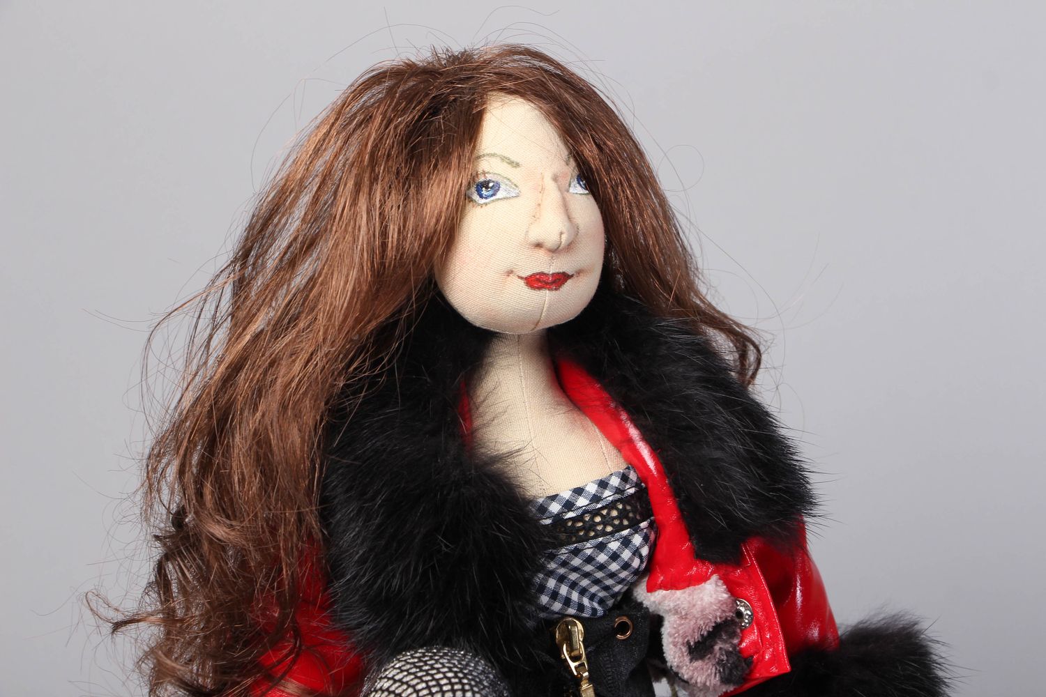 Игрушка кукла из ткани с подставкой журналистка  фото 2