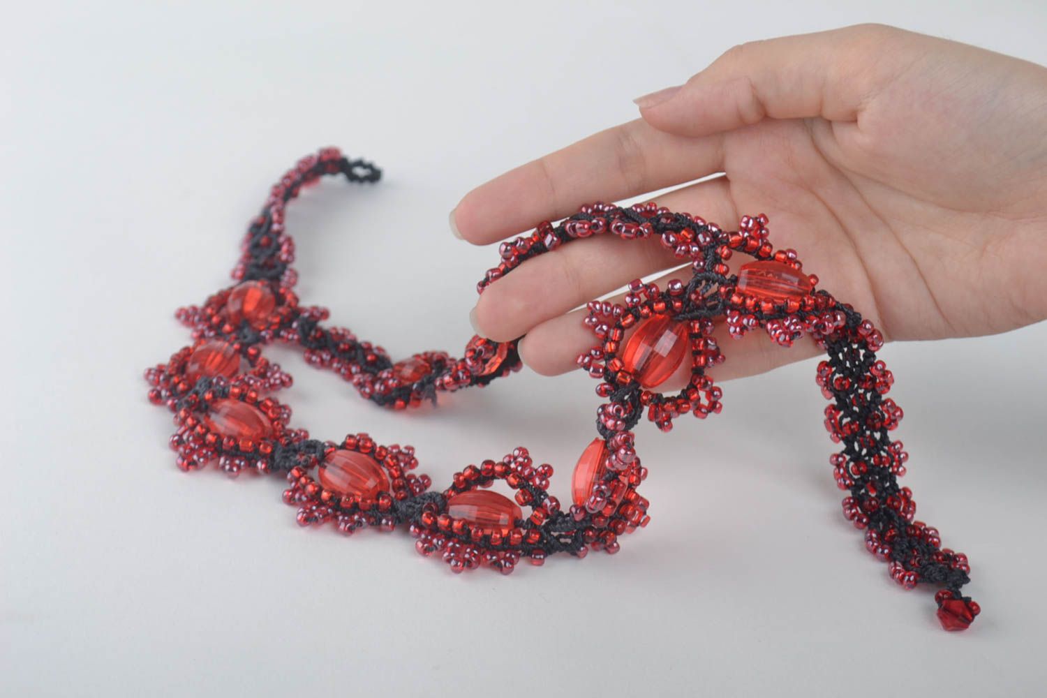 Collier textile Bijou fait main macramé perles rouge noir Accessoire femme photo 5