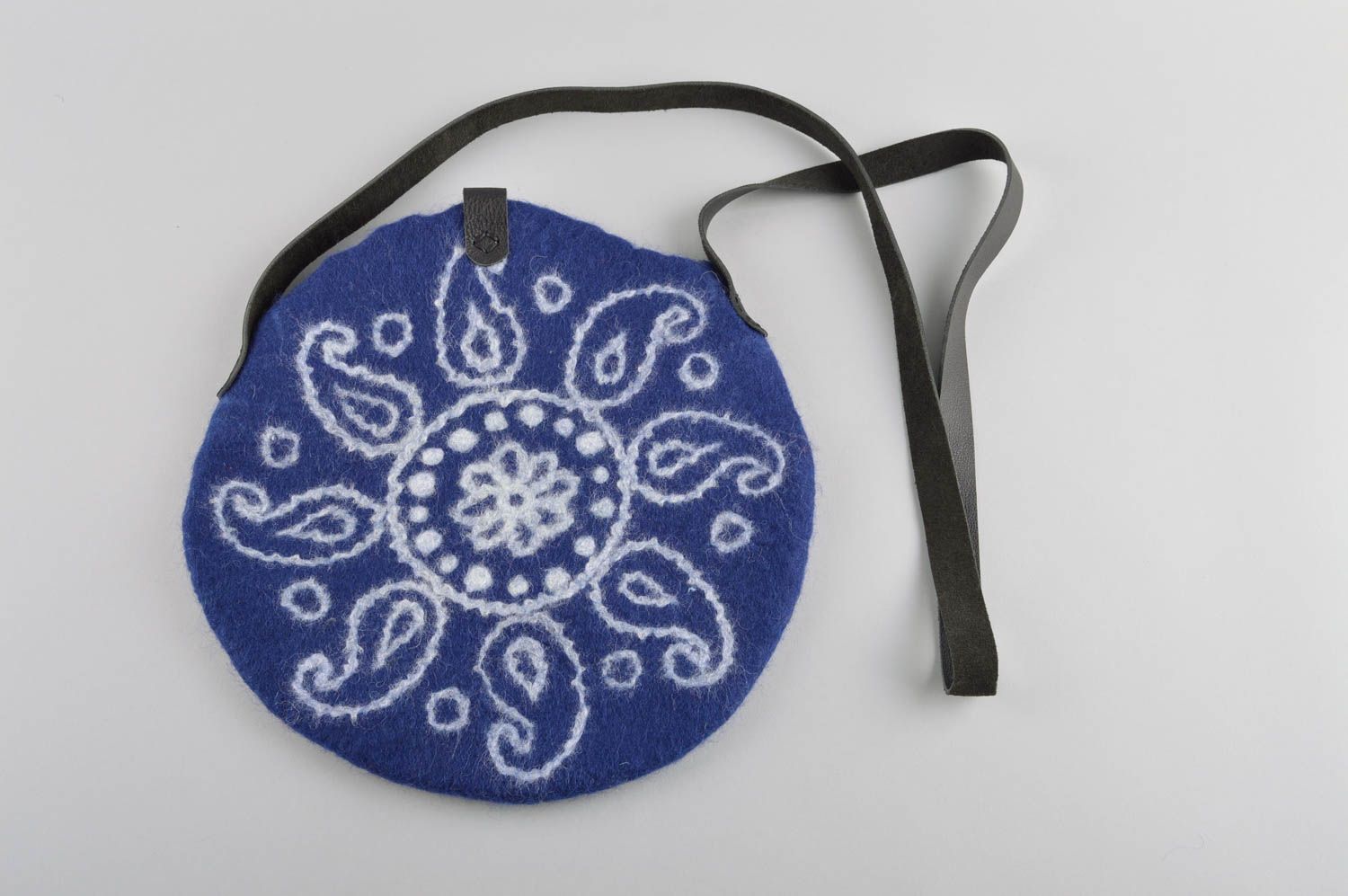 Сумка валяние круглая сумка ручной работы женская сумка синего цвета на ремне  фото 2