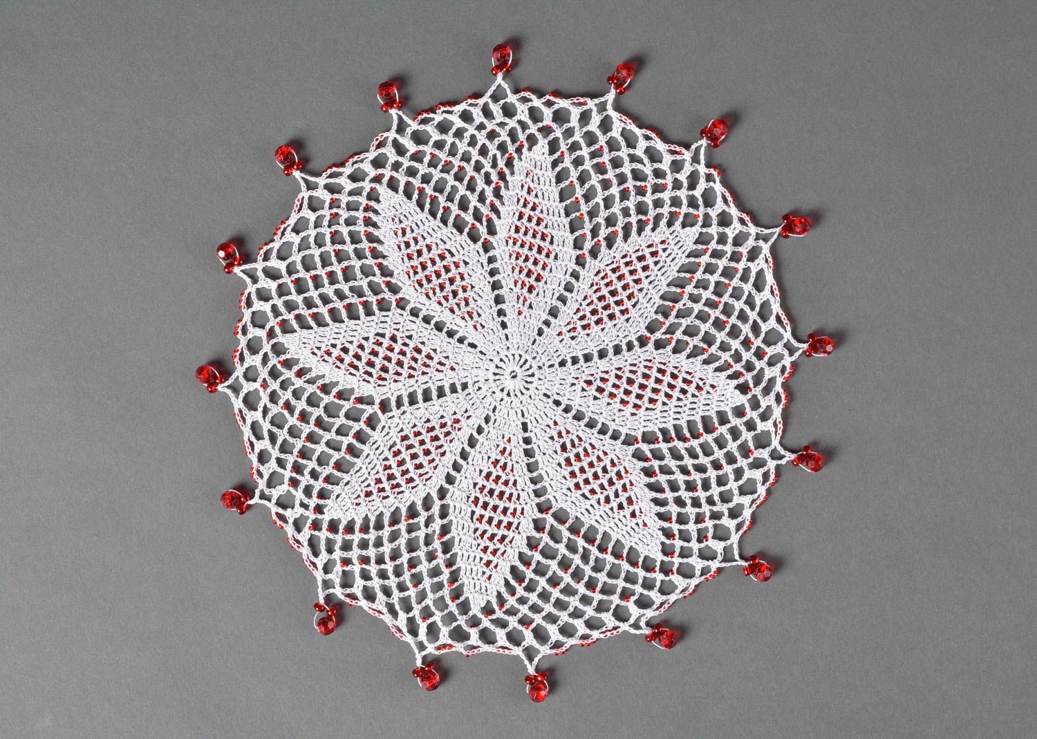 Napperon rond fait main Textile de table au crochet blanc-rouge Déco maison photo 1