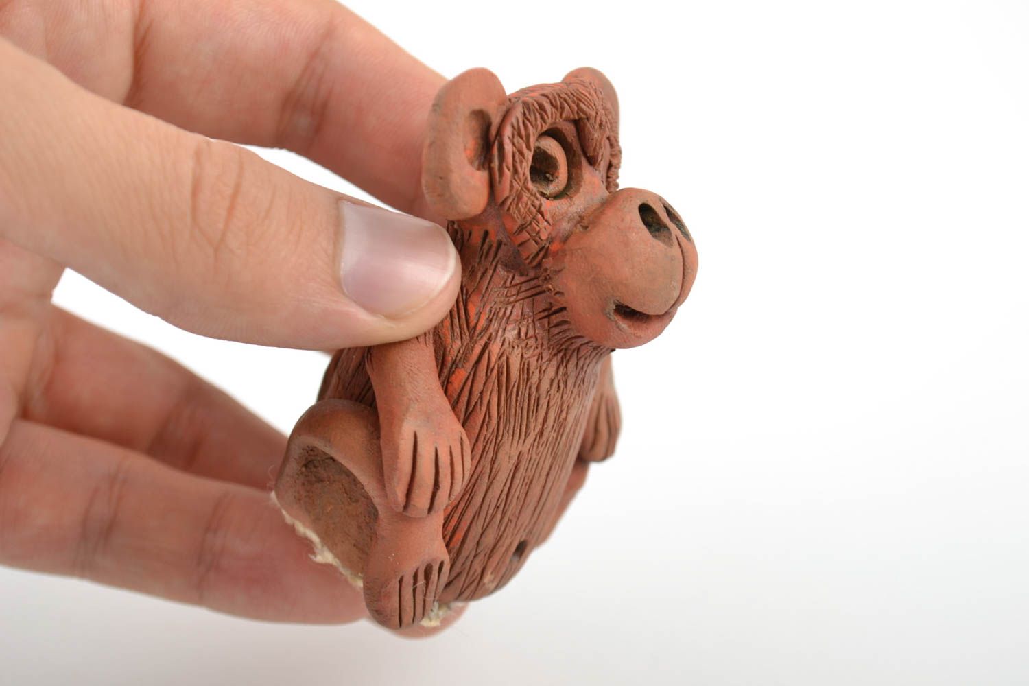 Figura de arcilla roja artesanal con forma de mono pequeño marrón original foto 2