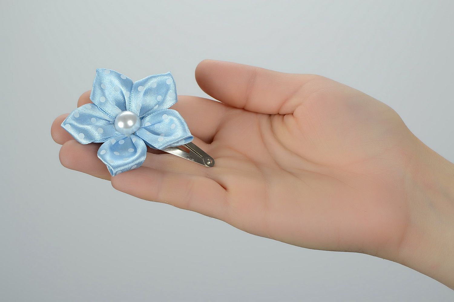 Horquilla decorativa Flor azul de raso y base de metal  foto 4