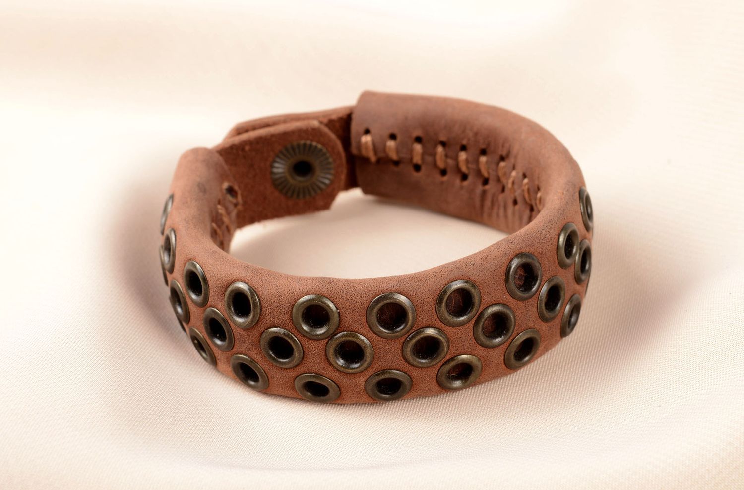 Bracelet cuir métal fait main Bijou fantaisie marron clair large Cadeau femme photo 5
