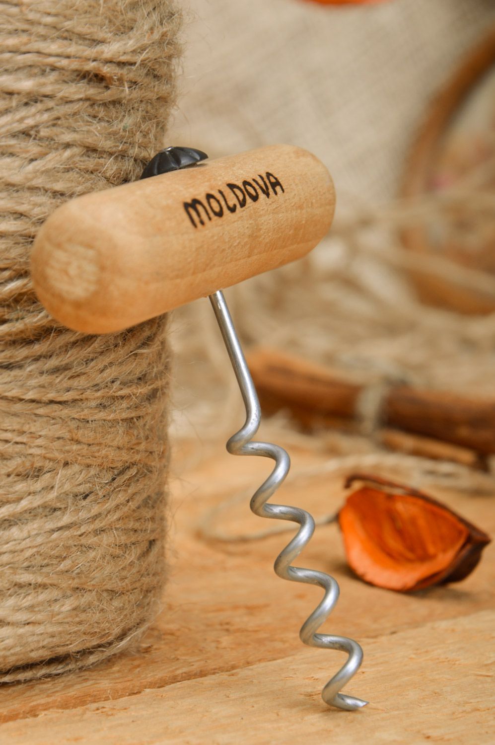 Sacacorchos de madera artesanal para vino sencillo con inscripción Moldova foto 1