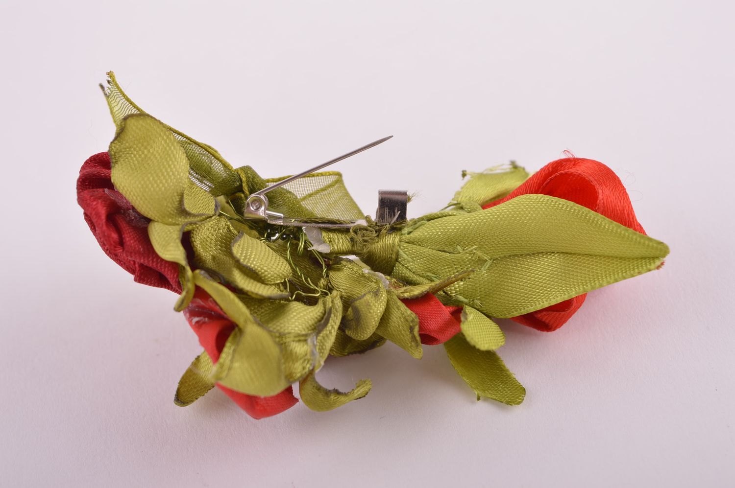 Broche fleurs rouges Bijou fait main en tissu de satin Cadeau femme original photo 4