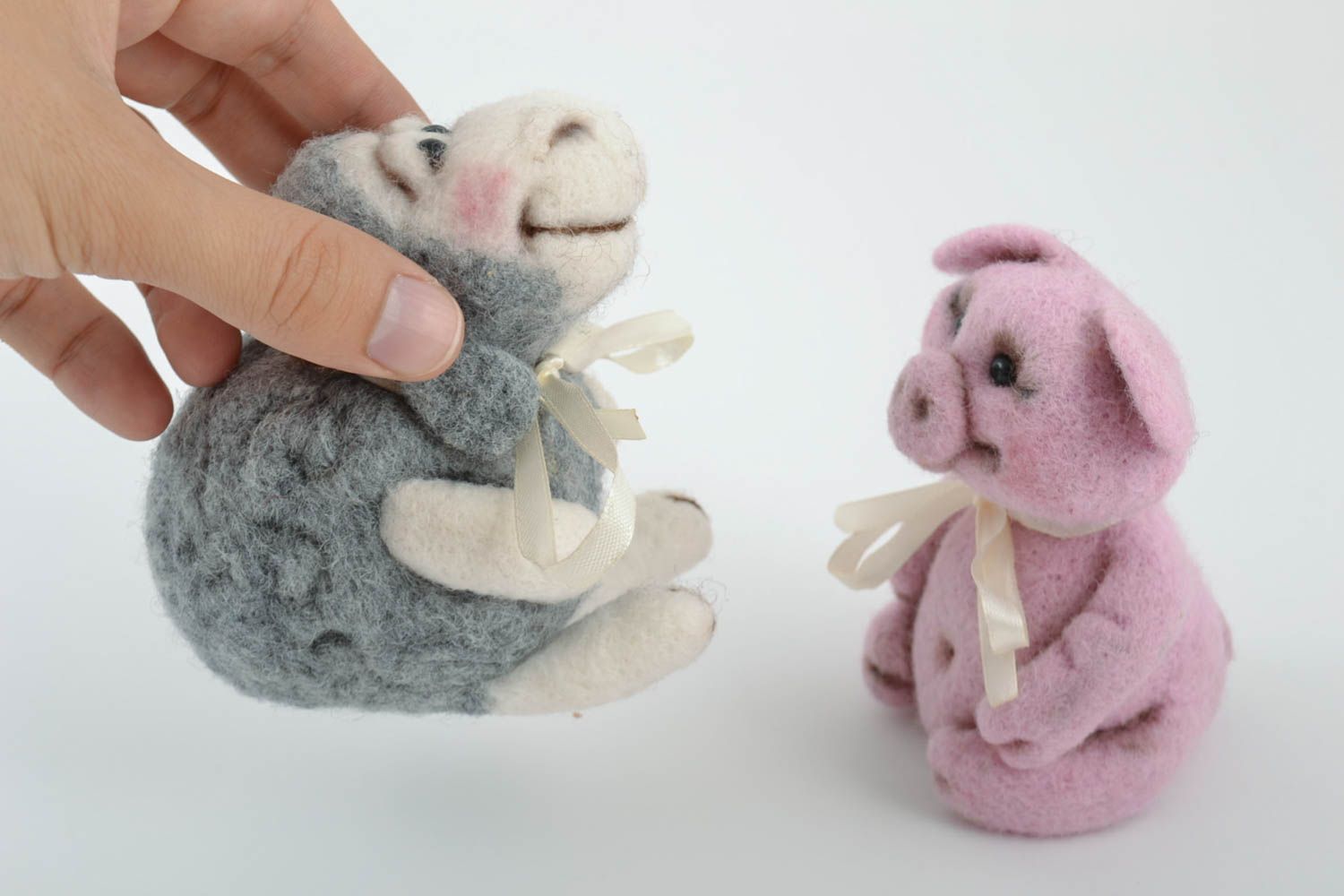 Juego de dos juguetes decorativos artesanales de lana con forma de cerdo y oveja foto 2