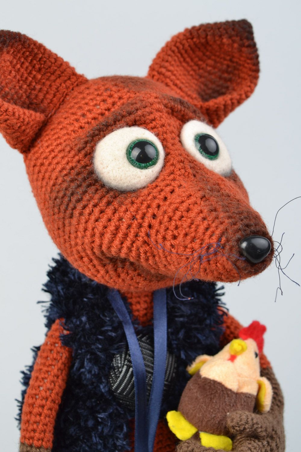 Peluche renard gardien de poulailler tricotée décorative faite main de créateur photo 4