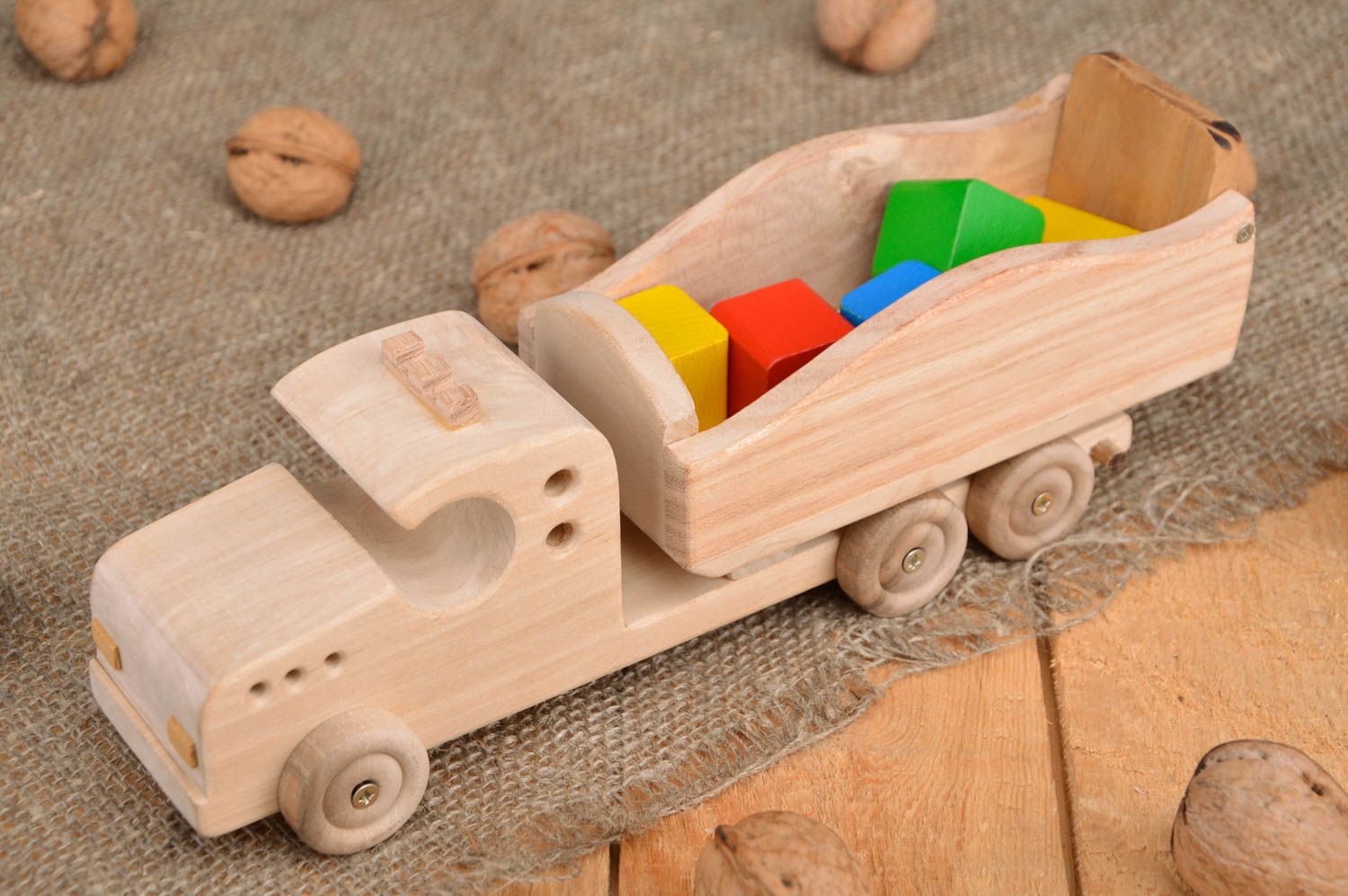 Jouet à roulettes voiture en bois écologique fait main original pour garçon photo 1