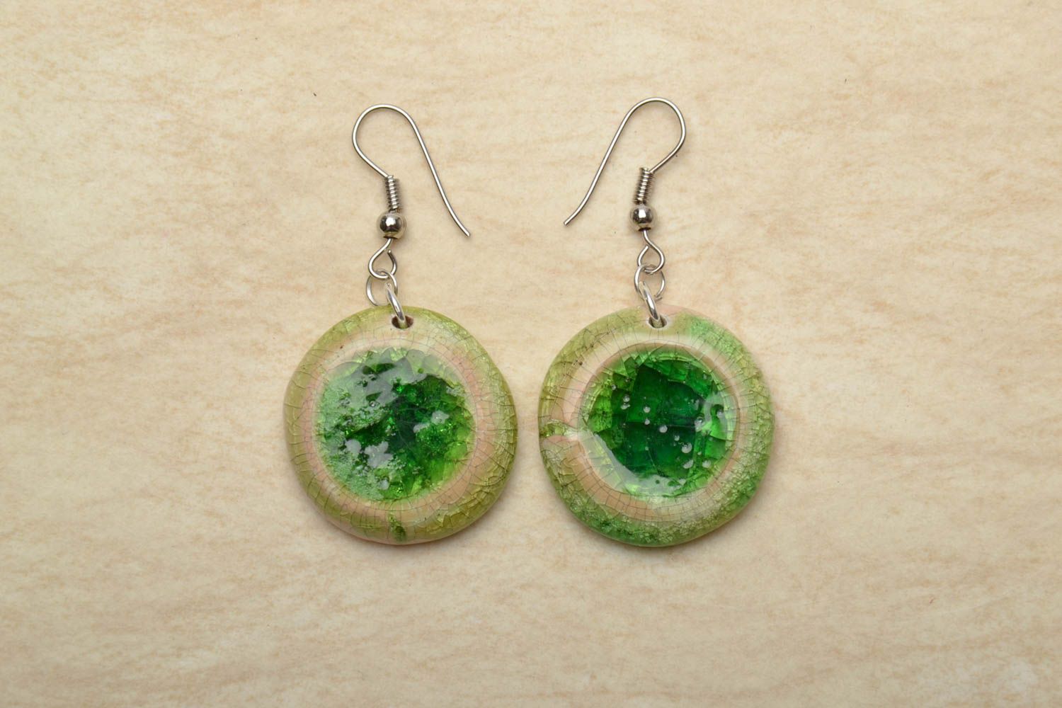 Круглые керамические сережки со стеклом зеленые фото 1