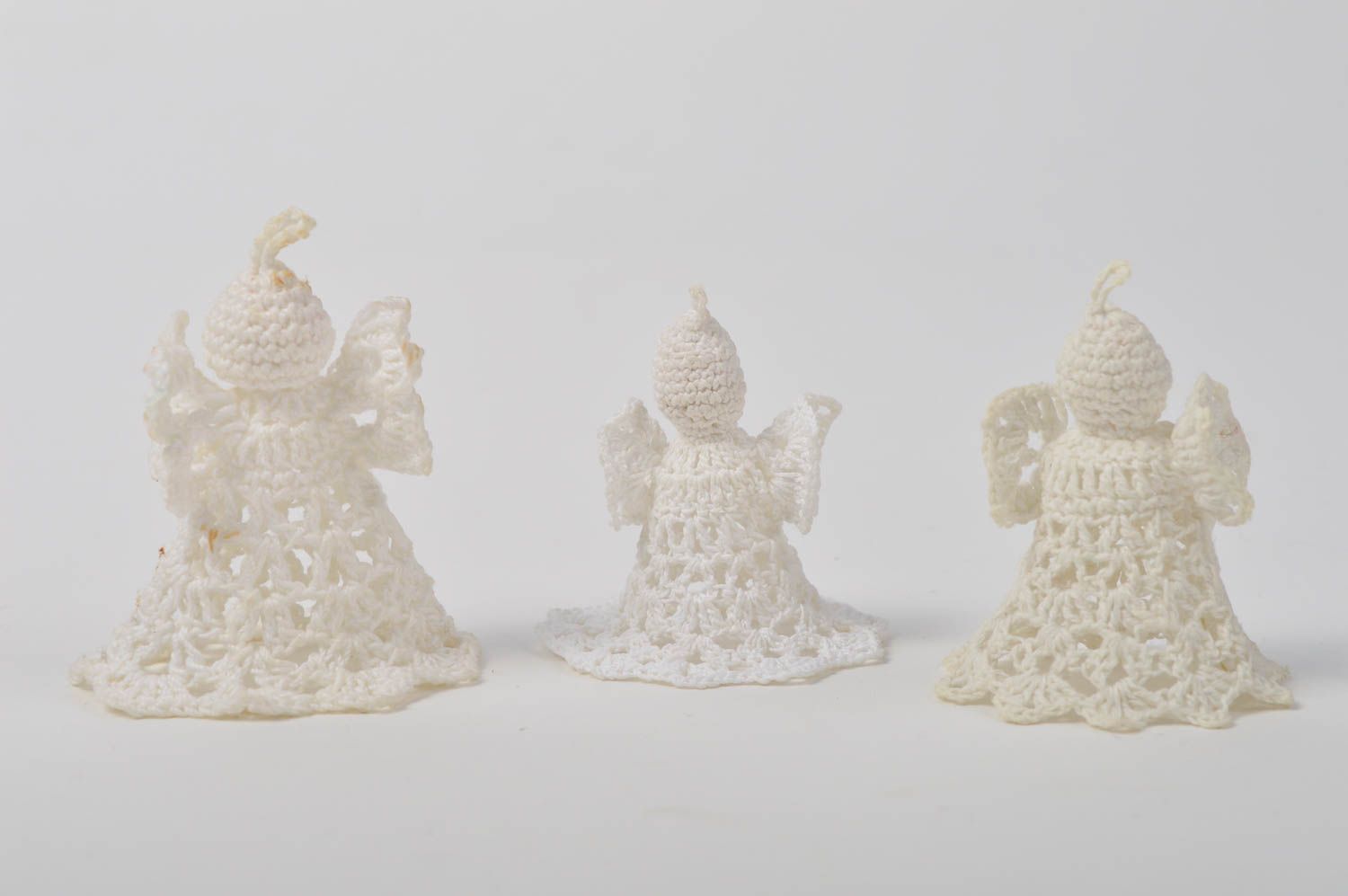 Игрушки ручной работы три подвески ангелы ажурные елочные игрушки белые фото 2