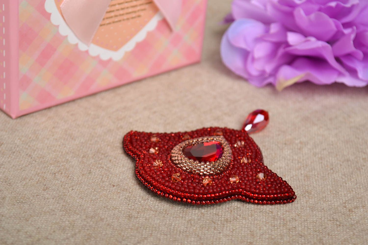 Broche rouge Bijou fait main perles de rocaille cristal Accessoire femme photo 1