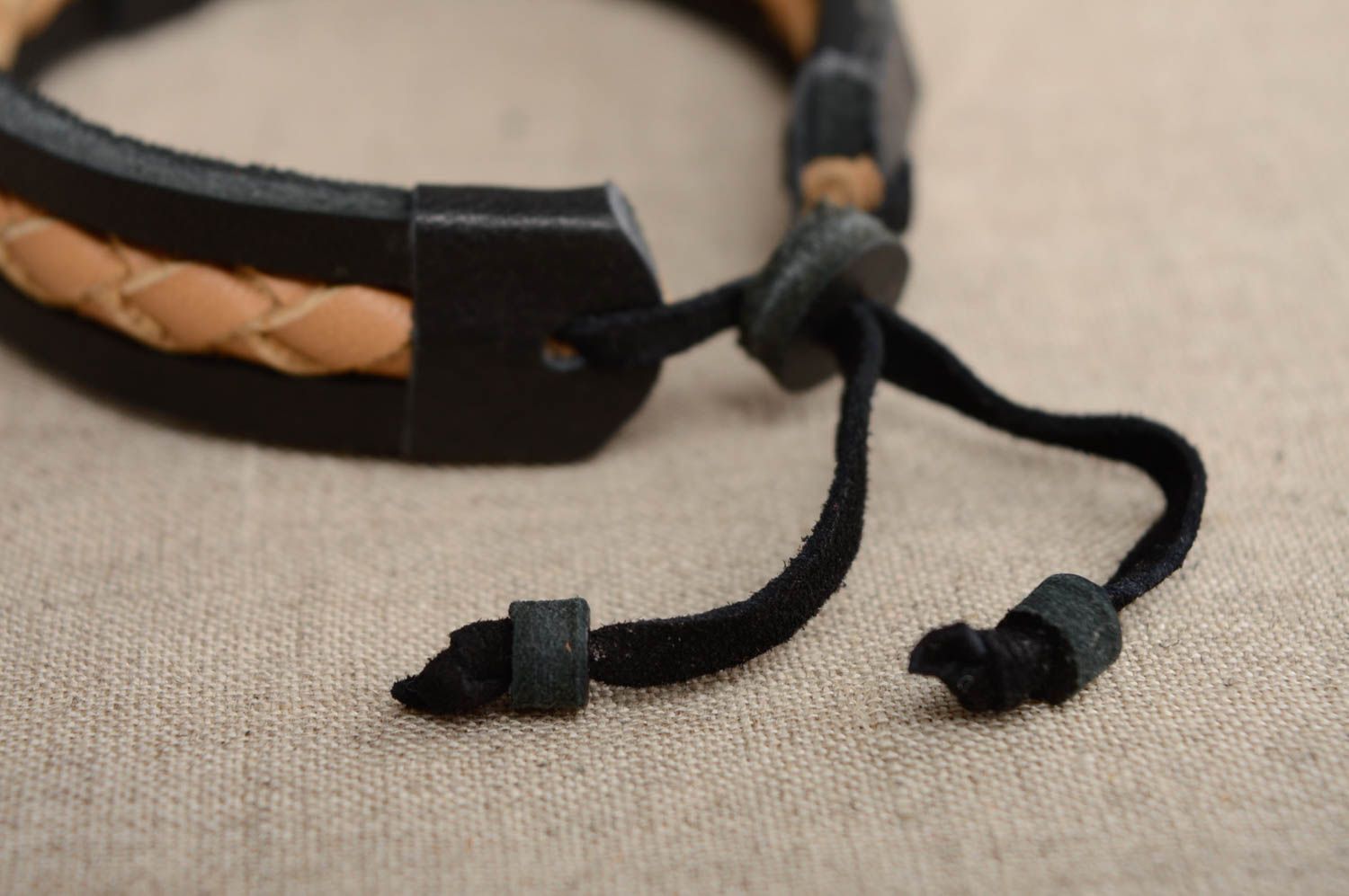 Bracelet fait main de vrai cuir avec élément tressé accessoire noir beige photo 3