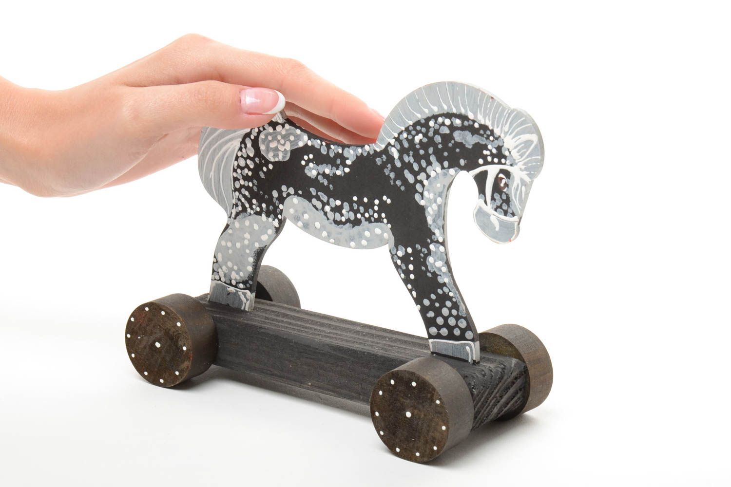 Cheval à roulettes en bois noir-gris fait main peint de couleurs acryliques photo 5