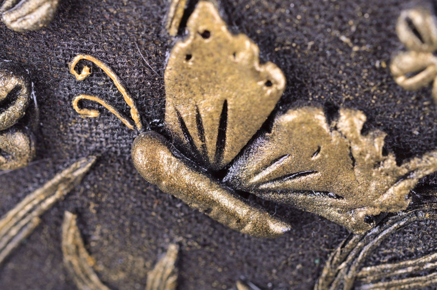 Cuadro de arcilla plimérica enmarcado artesanal y mariposas en tonos oscuros foto 5