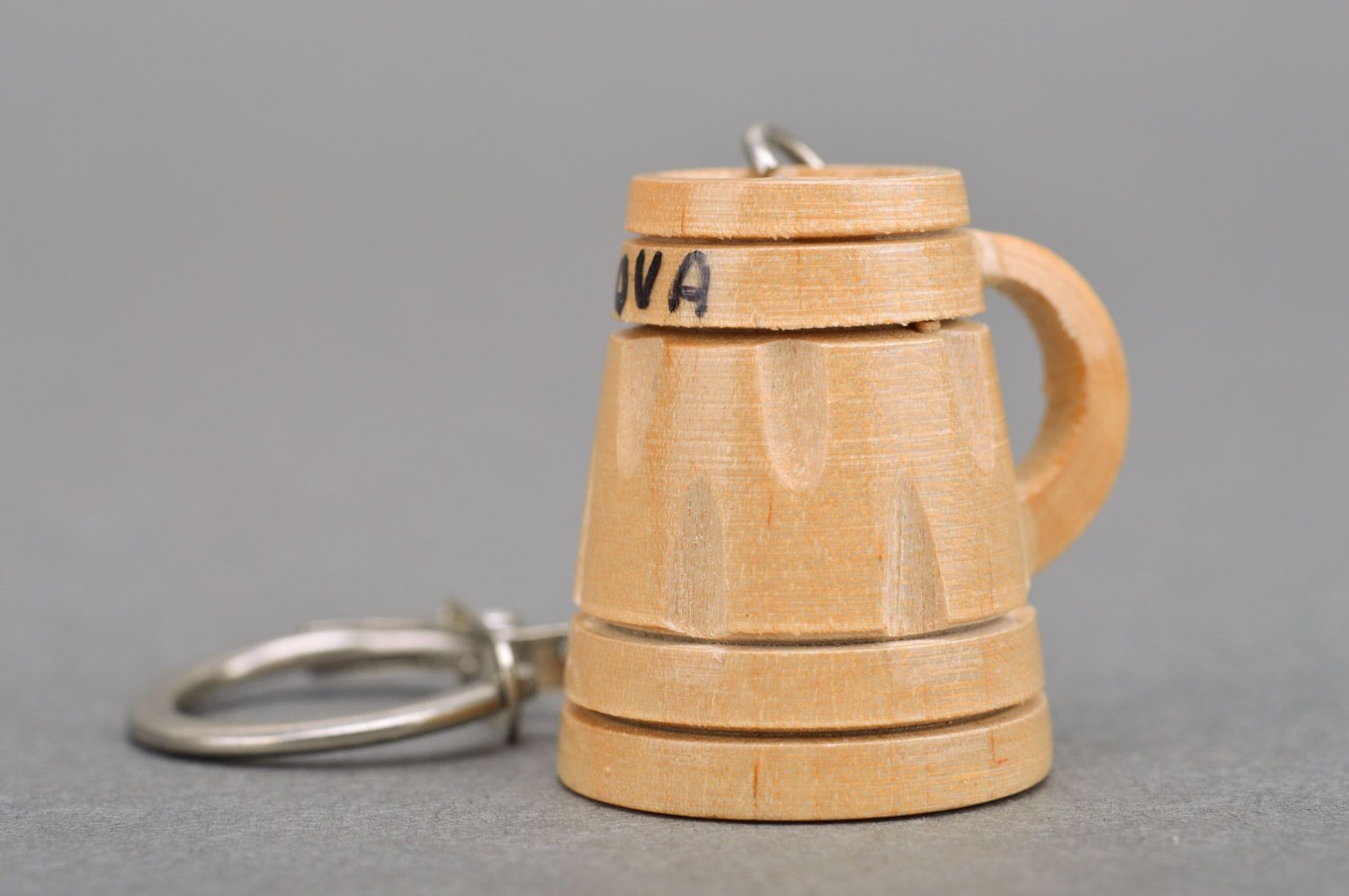 Origineller kleiner handgemachter Schlüsselanhänger aus Holz Bierkrug foto 2