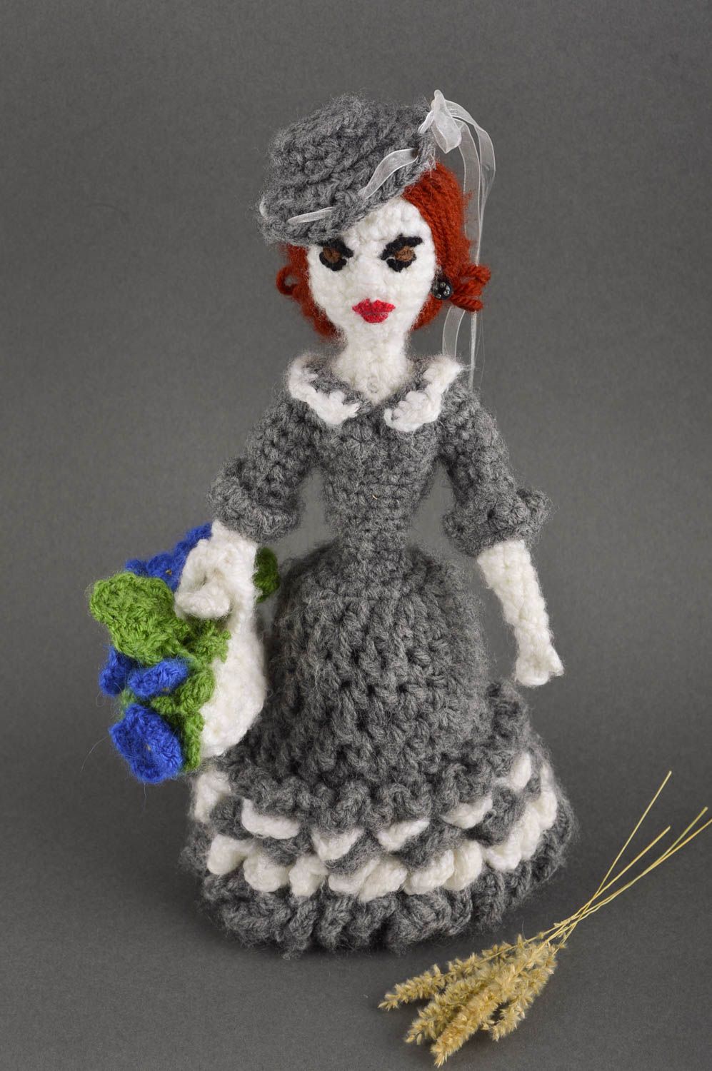 Мягкая игрушка куклы ручной работы кукла крючком интерьерная Дама в сером фото 1