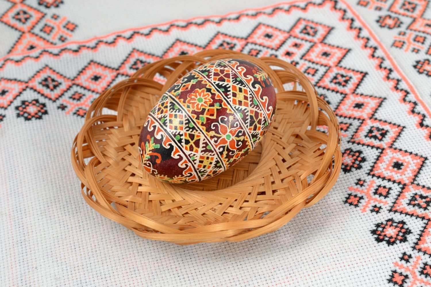 Huevo de Pascua con ornamentos ricos foto 1