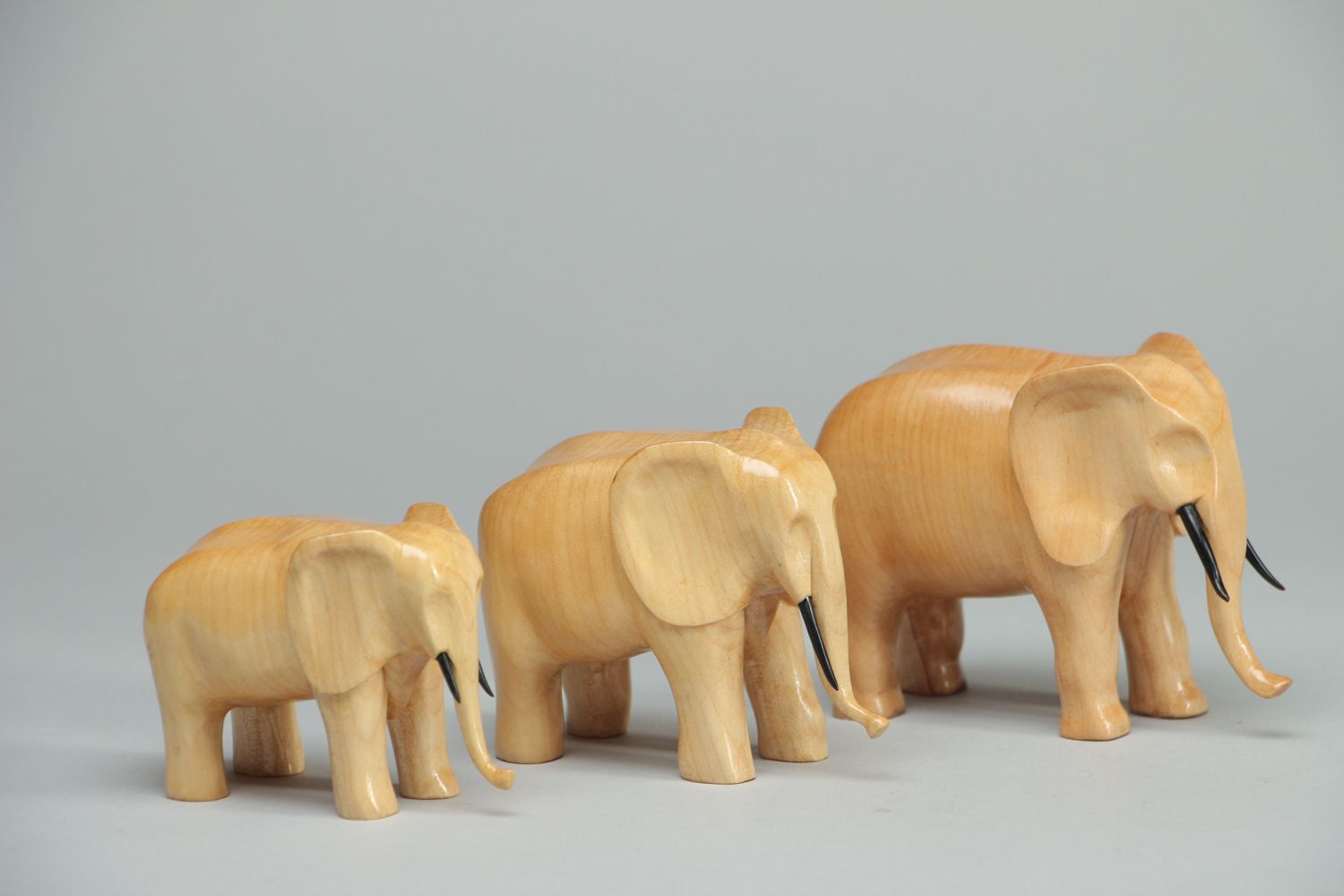 Set de figurines d'éléphants en bois trois pièces photo 1