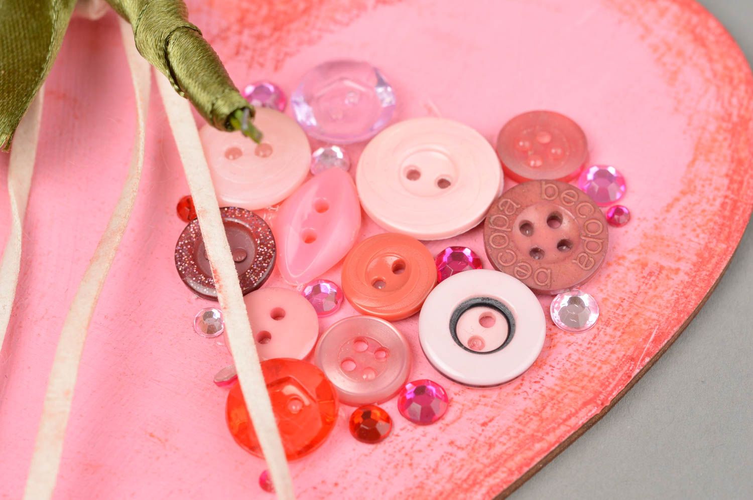 Suspension décorative coeur rose avec fleurs et boutons faite main design photo 5