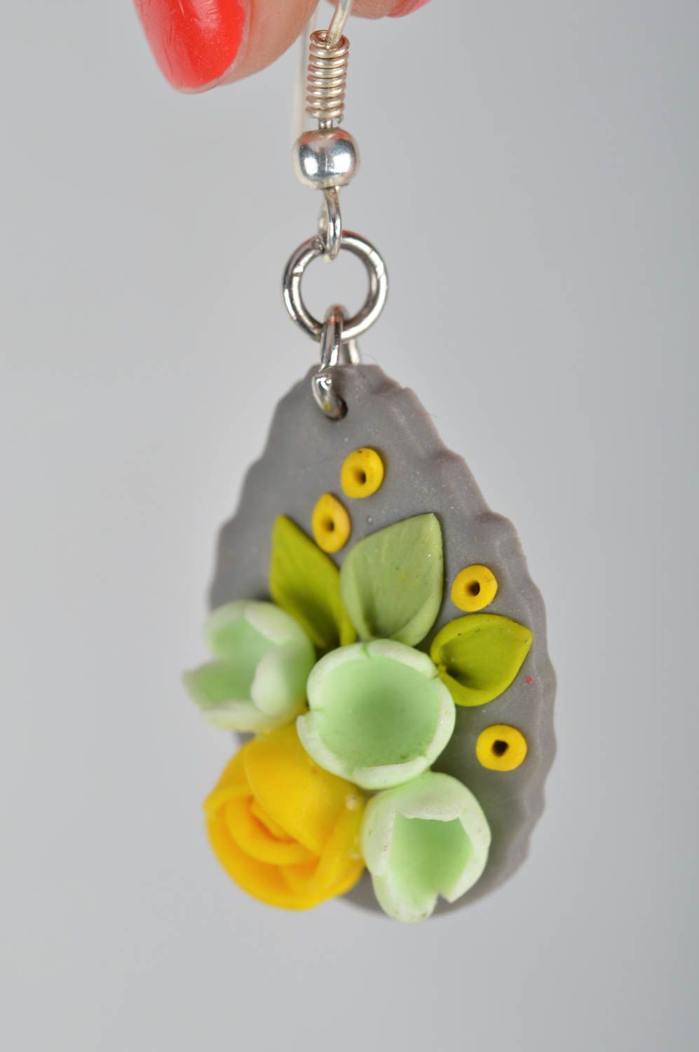 Lange Ohrringe aus Polymerton grau mit Blumen schön künstlerische Handarbeit foto 3