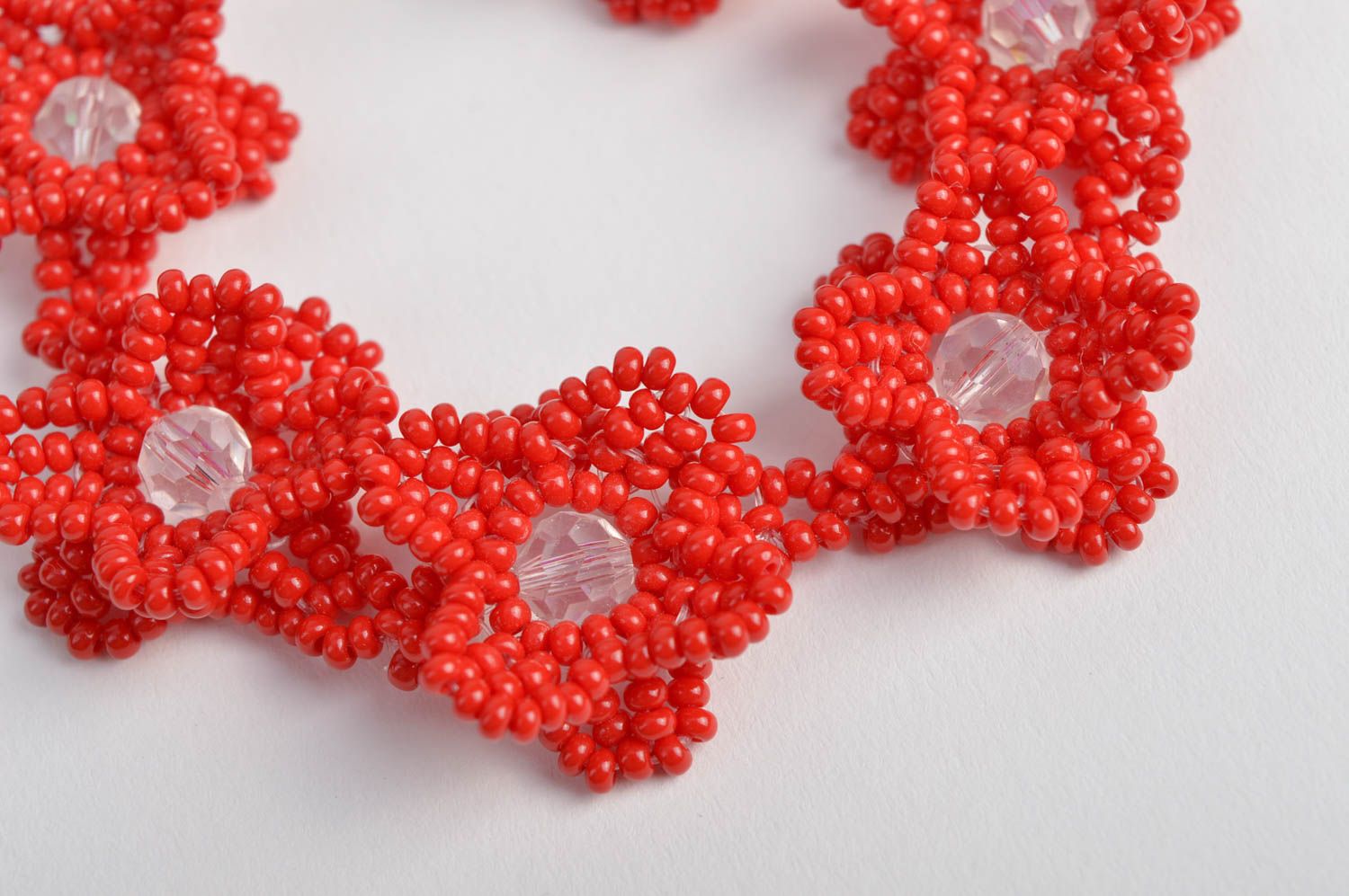 Красный браслет с бисером и бусинами плетеный аксессуар ручной работы с цветами фото 4