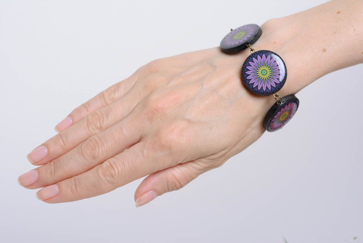 Bracelet en argile polymère fait main violet ornementé technique serviettage photo 1