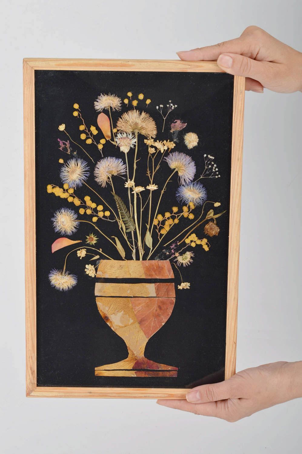 Картина из сухих листьев и цветов мимозы на ткани ручной работы Ваза с цветами фото 3