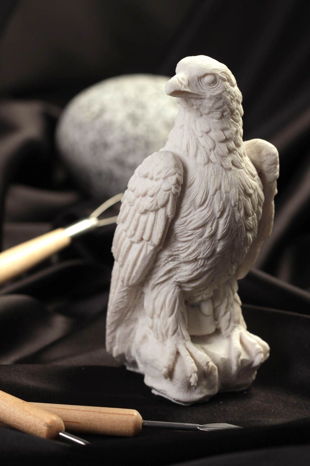 Заготовка из полимерной смолы и мраморной пудры в виде орла ручной работы белая фото 1