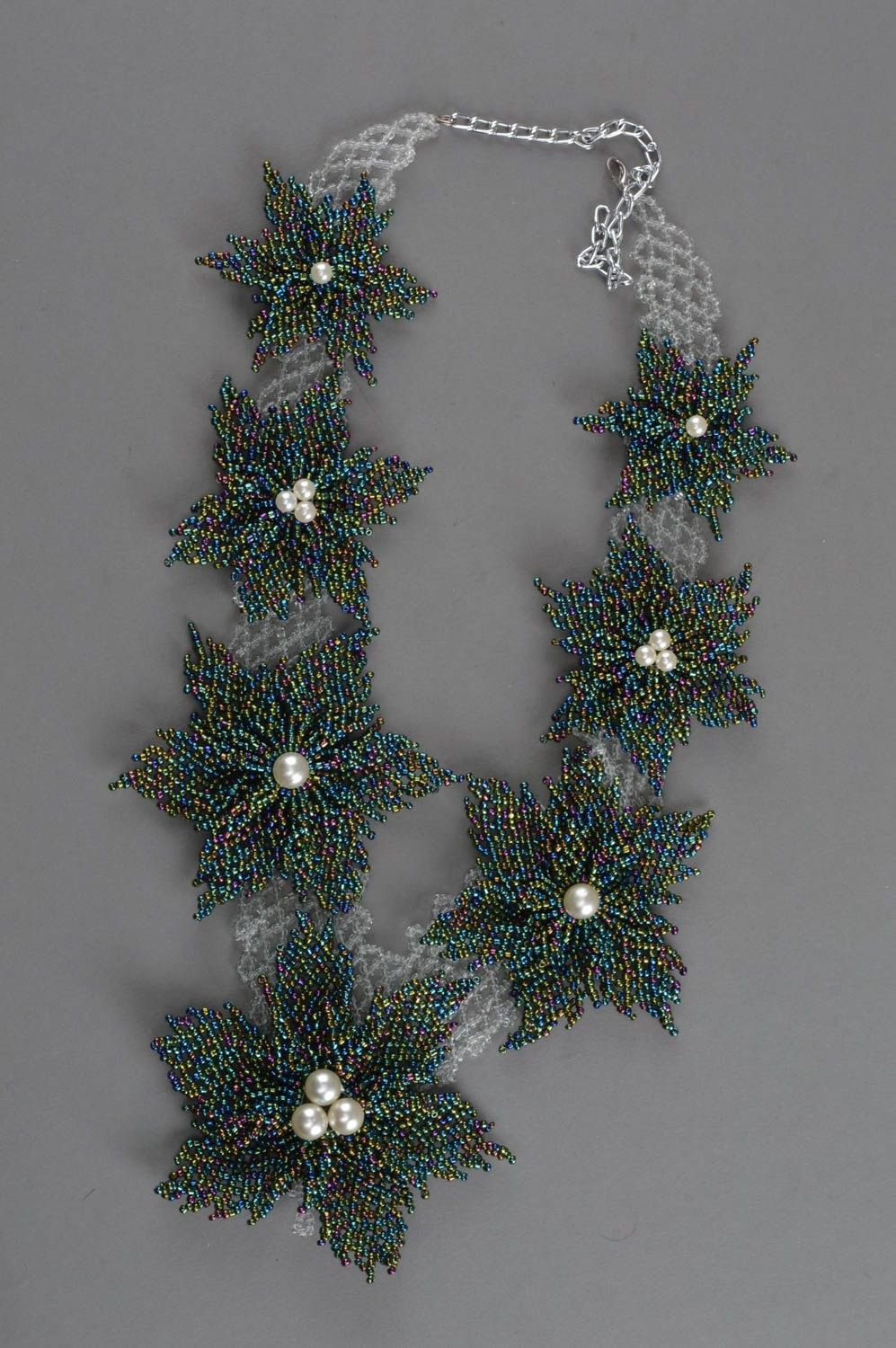 Ожерелье из бисера и бусин ручной работы красивое с большими цветами авторское фото 3