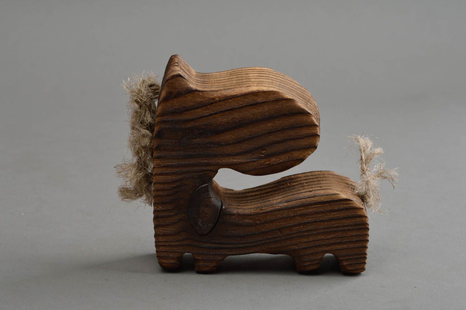 Figurine de cheval en bois naturel de sapin faite main décor pour intérieur photo 2