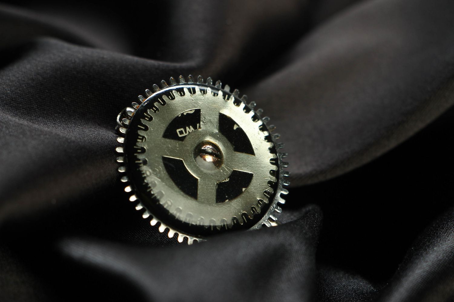 Broche de metal con detalles de reloj foto 1