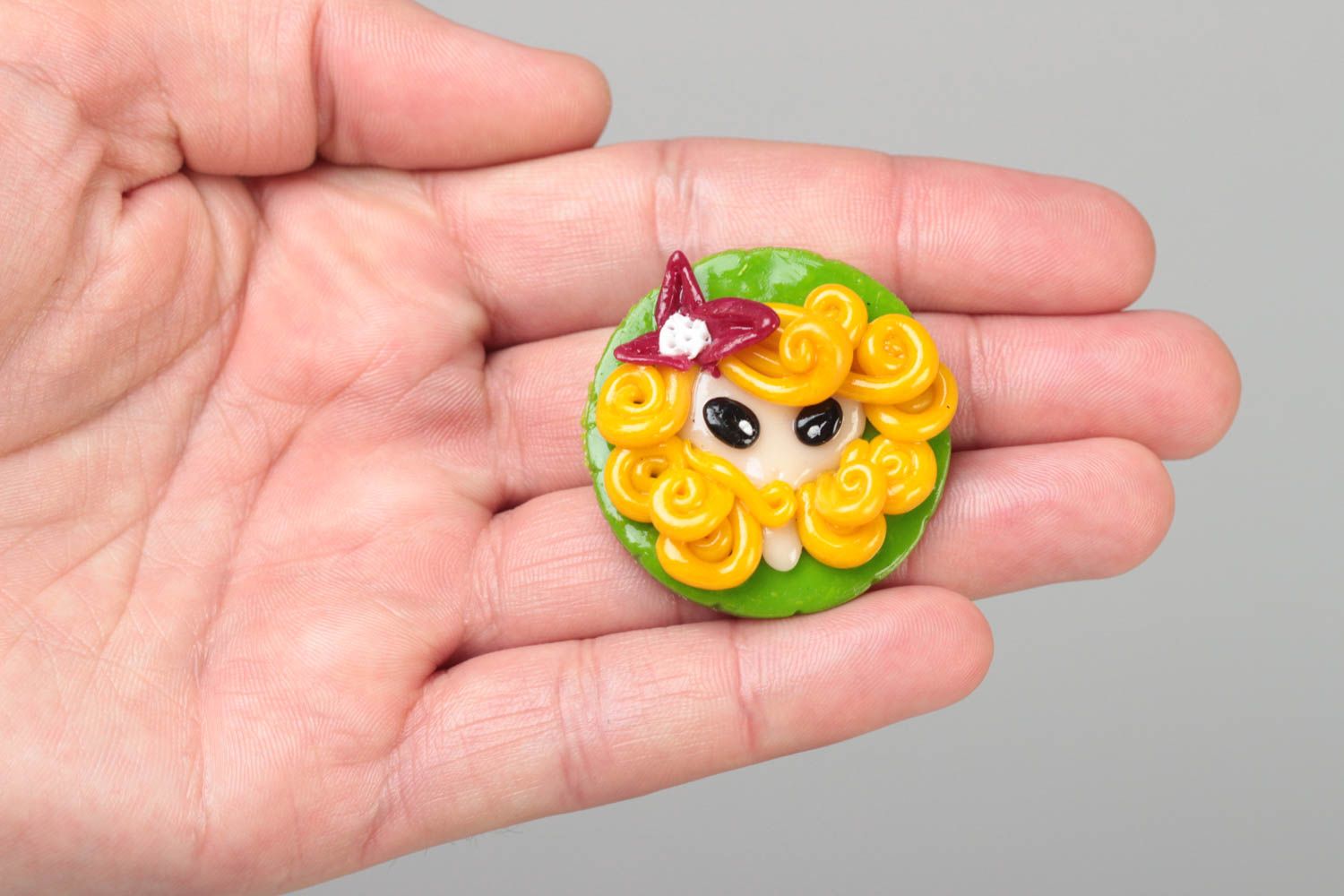 Acrylic curly girl brooch pin for girls in green and yellow colors 0,02 lb with metal clip photo 5