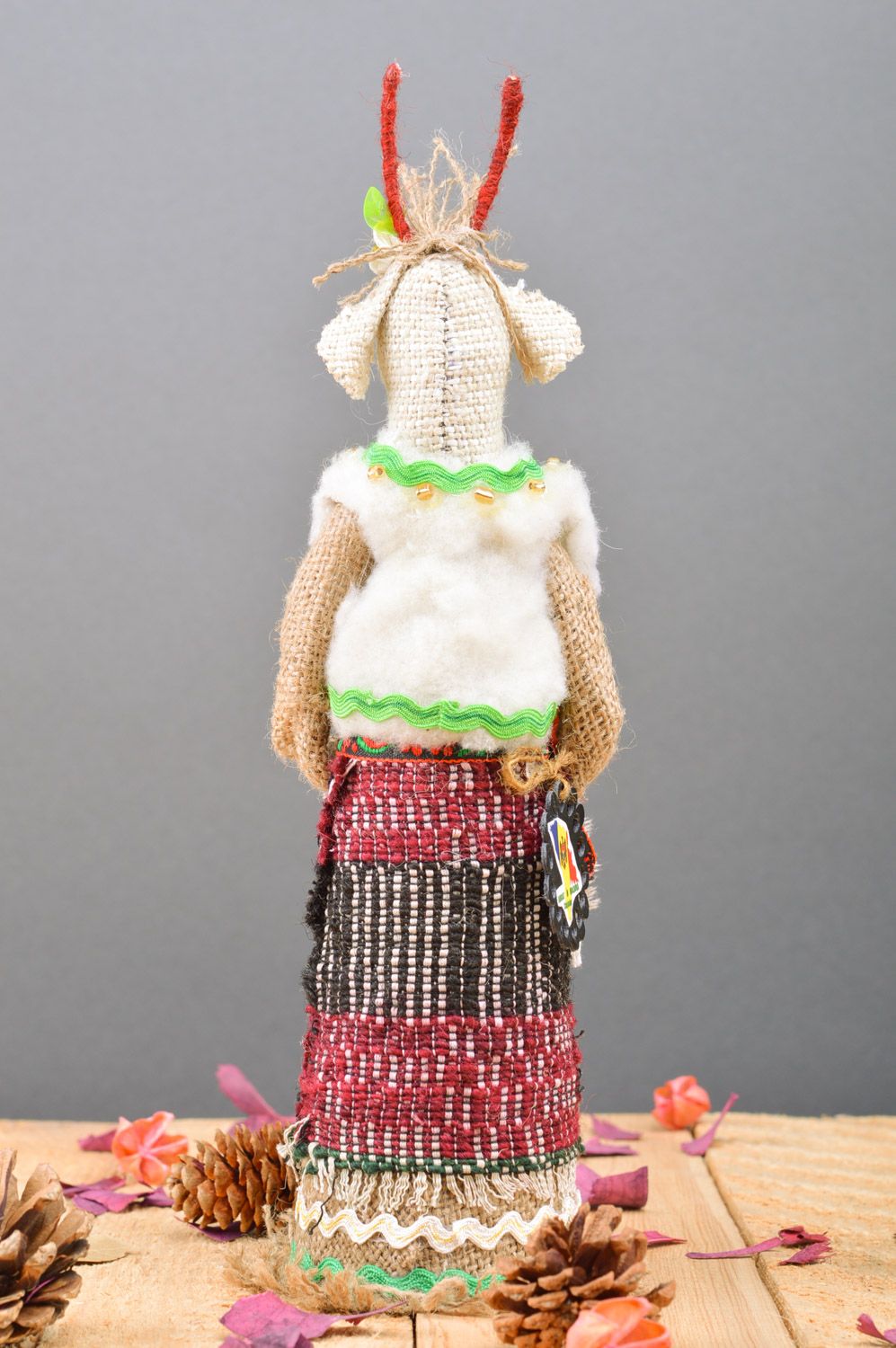Funda para botella con forma de cabra de harpillera con kalach artesanal decoración foto 3