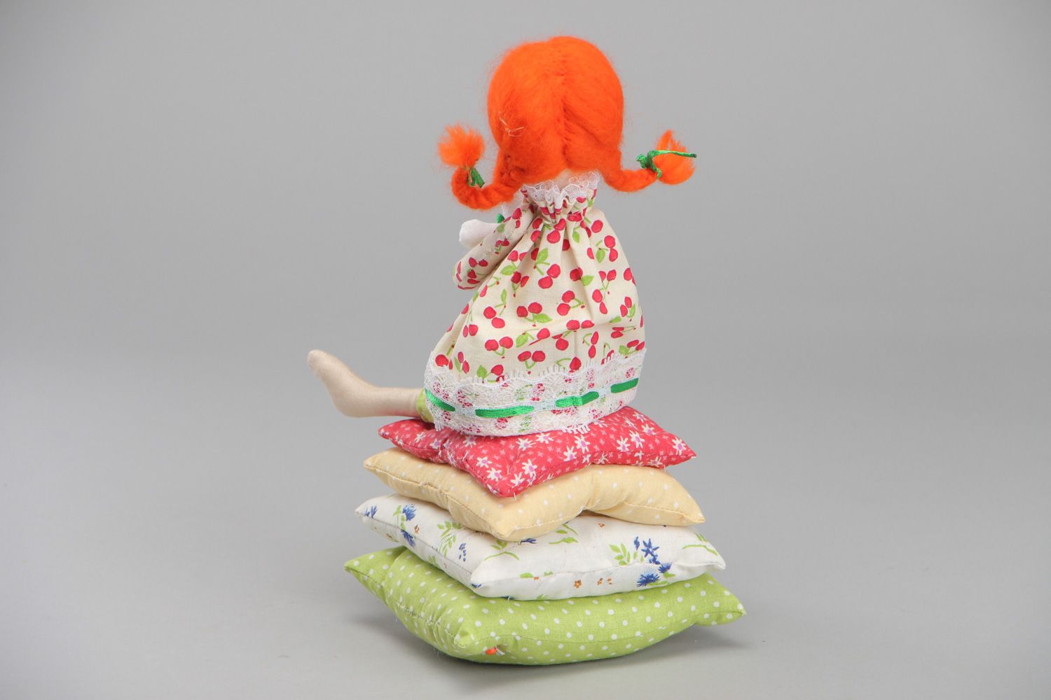 Künstlerische weiche handmade Puppe aus Textil Prinzessin auf der Erbse foto 3