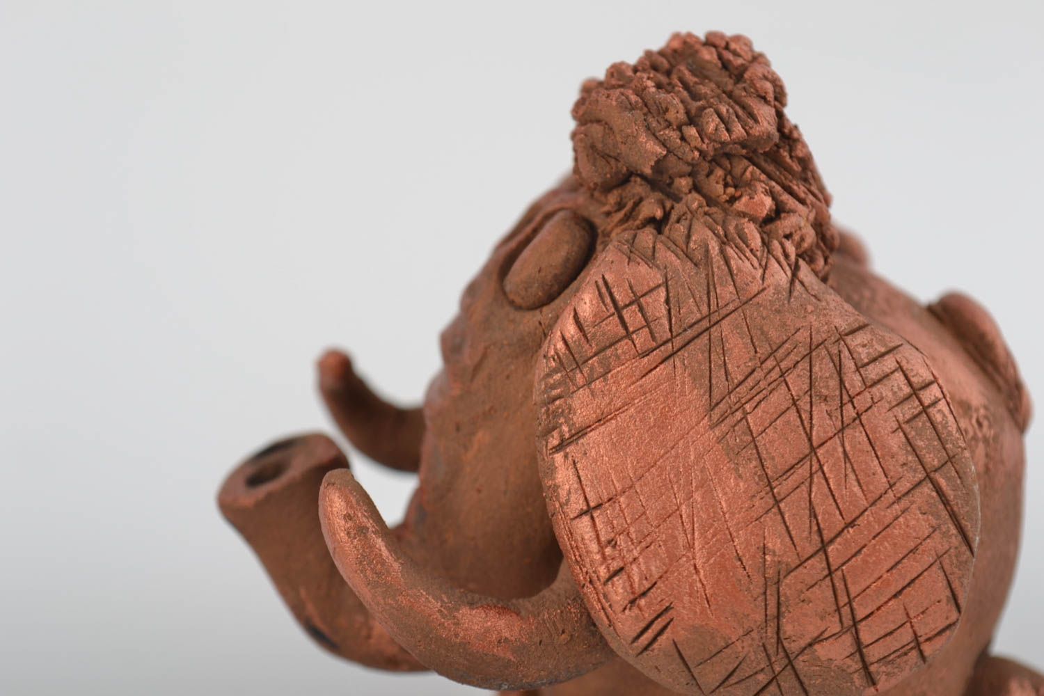Figura original artesanal de cerámica modelada de arcilla con forma de elefante foto 4
