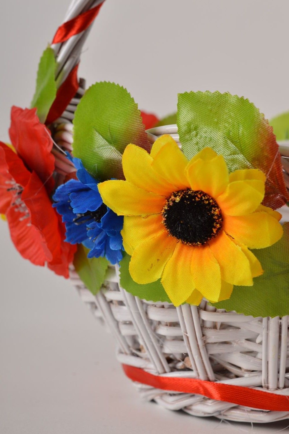 Cesta de mimbre hecha a mano elemento decorativo con flores regalo para mujer foto 3