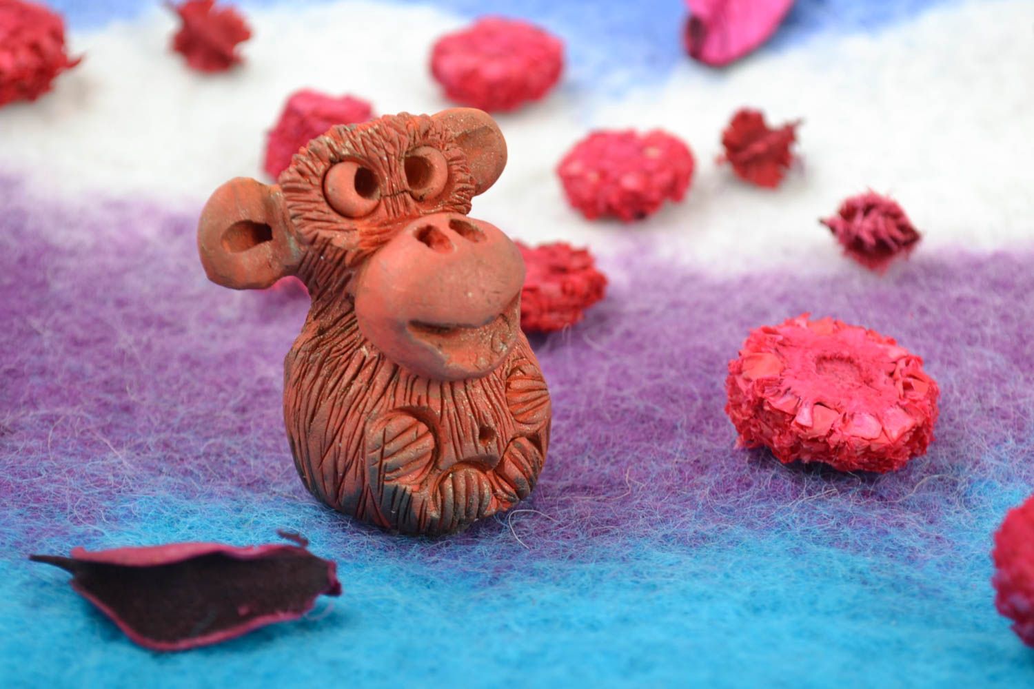 Figurilla cerámica artesanal con forma de mono pequeño gracioso de color marrón foto 1