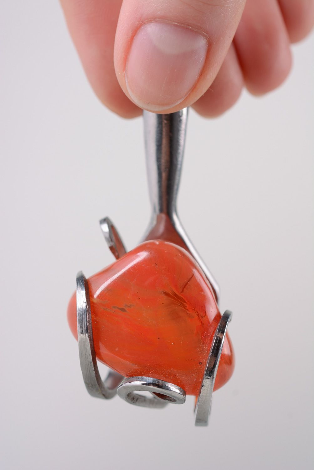 Colgante de metal hecho a mano de tenedor de cuproníquel con piedra artificial roja foto 3
