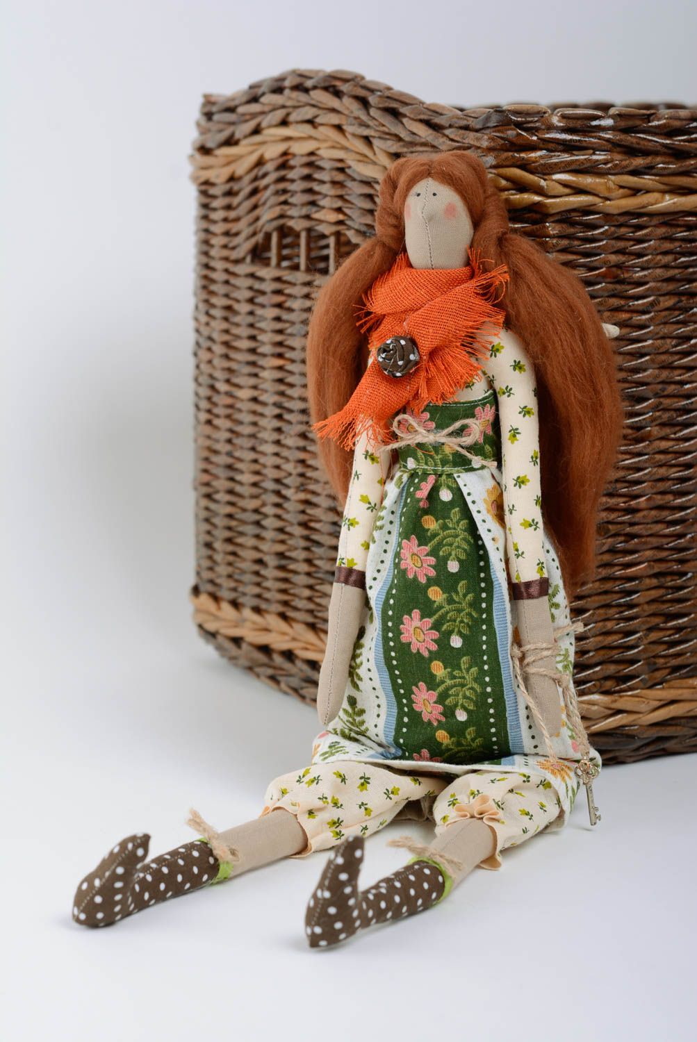Künstlerische Puppe aus Textil für Kinder und Interieur schön handmade grell foto 1