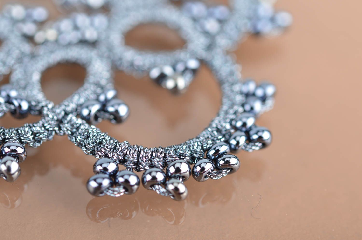 Occhi Ohrringe in Grau aus Fäden und Glasperlen schön handgeschaffen grell toll foto 4
