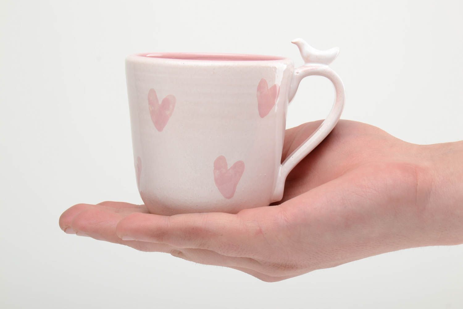 Глиняная чашка ручной работы с птичкой на ручке розовая в сердечки 300 мл фото 5
