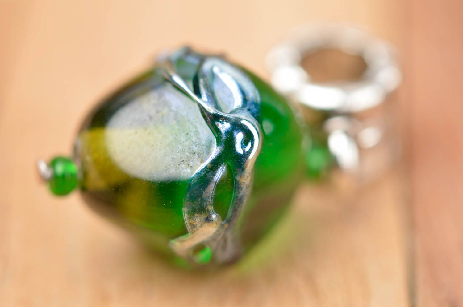 Glas Anhänger in Grün handgemachter Schmuck Accessoire für Frauen Lampwork foto 4