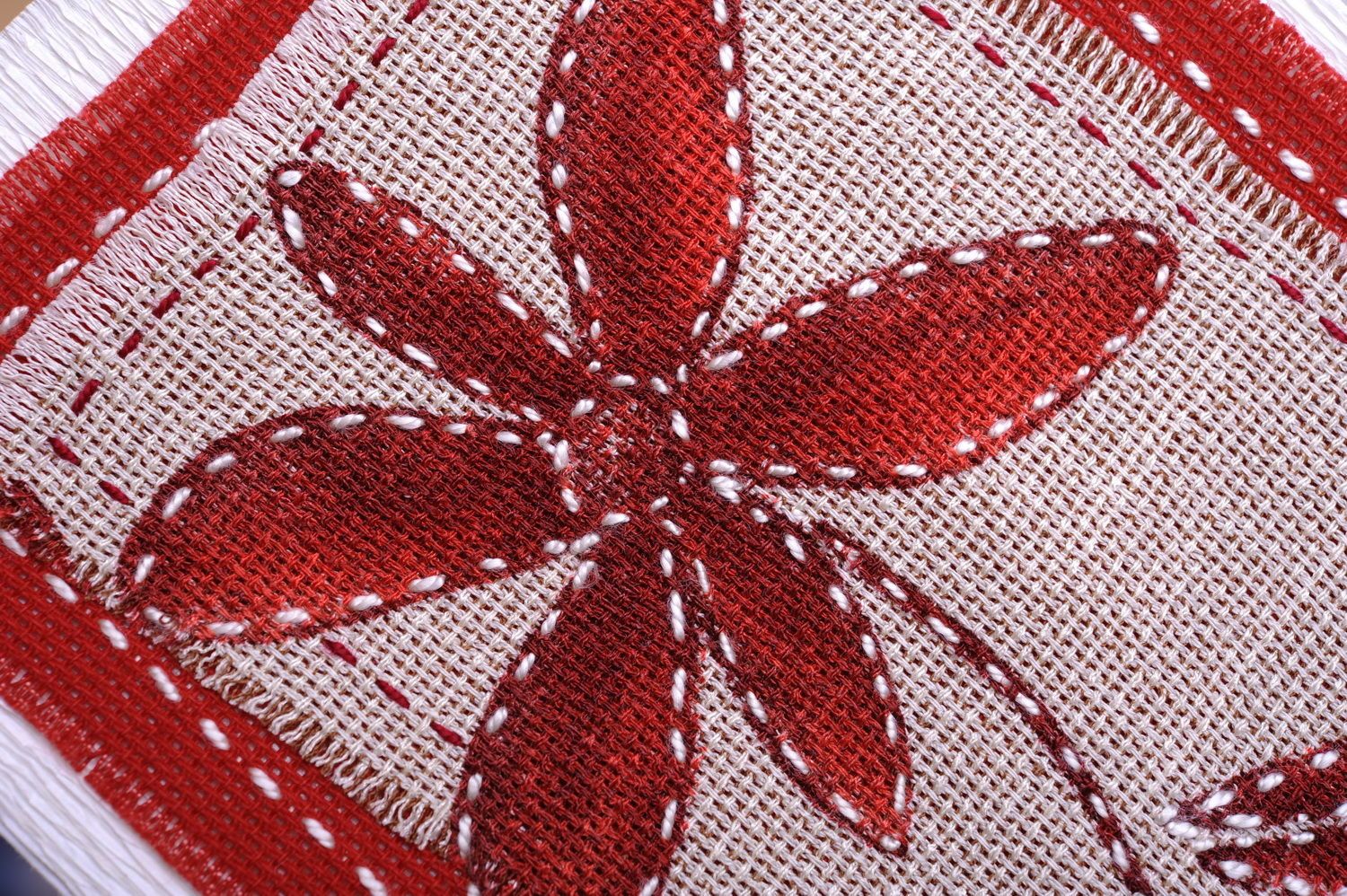Cartão com bordados Flor vermelha foto 3