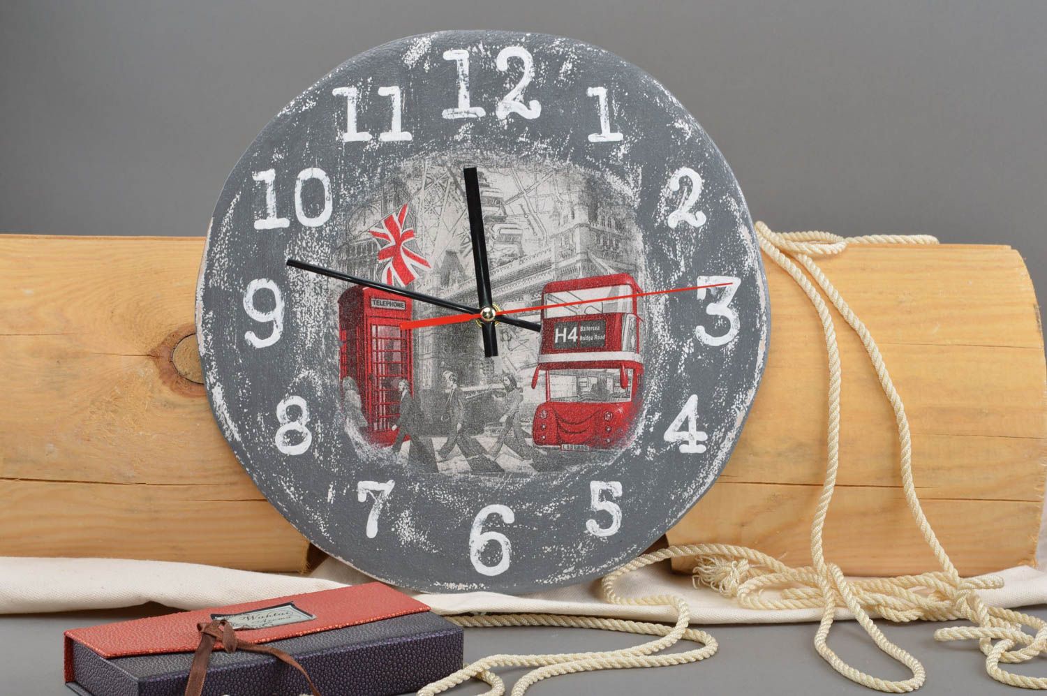 Horloge faite main en panneau de fibres ronde décoration serviettage Londres photo 1
